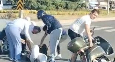 Düzce'de motosiklet sürücüsü yola savruldu