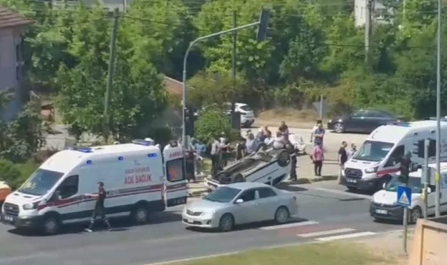 Düzce'de yaya geçidinde araç takla attı: 3 yaralı!