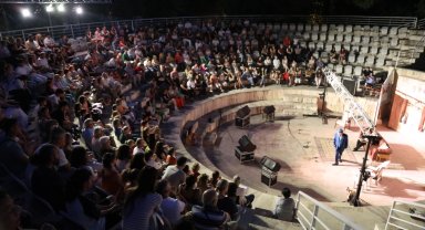 Efes Selçuk'ta sanat ve dayanışma amfi tiyatro sahnesinde