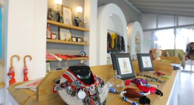 Efesium hediyelik eşya dükkânı'nda kadınların el emeği raflarda yerini alıyor