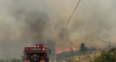 İzmir Karaburun'da yangın alarmı! Alevlerle mücadele sürüyor