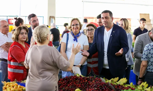 İzmir Narlıdere'de bayram öncesi pazaryeri ziyareti