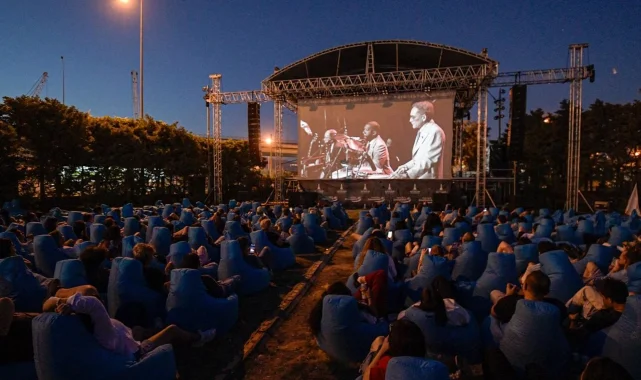 İzmir'de açık havada sinema keyfi başladı