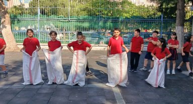 İzmir'de Geleneksel Çocuk Oyunları Şenliği coşkuyla geçti