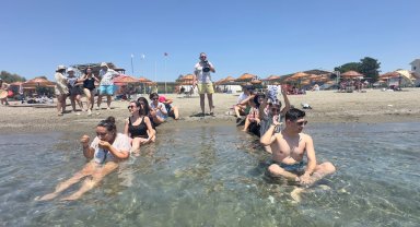 İzmir'de gençlerle yaz boyu 'su gibi eğlence'