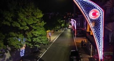 İzmit'te Atatürk Motifli aydınlatmalar caddeyi aydınlattı