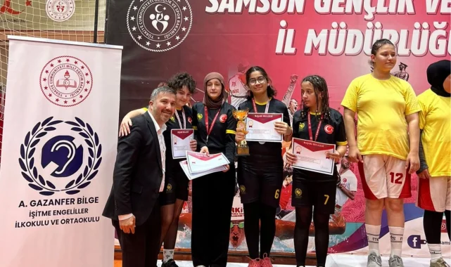 Karamürsel'in işitme engelli öğrencileri masa tenisinde Türkiye'yi gururlandırdı