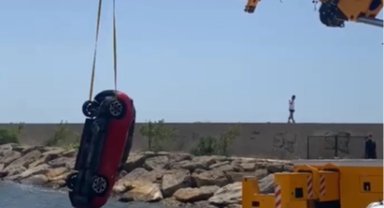 Keşan'da el freni unutulan otomobil denize uçtu