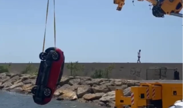 Keşan'da el freni unutulan otomobil denize uçtu