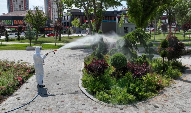Konya'da yeşil alanları ilaçlamaya devam