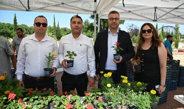 Manisa'da bayramlık çiçekler Büyükşehir'den