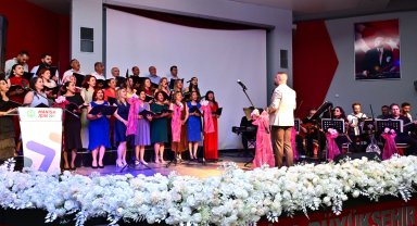 Manisa'da "Türkü Gibi Şarkılar" ayakta alkışlandı