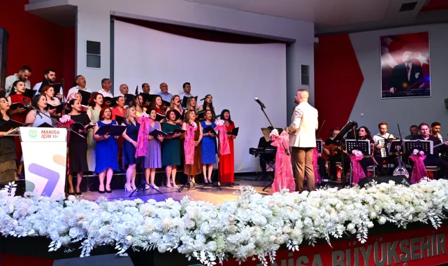 Manisa'da "Türkü Gibi Şarkılar" ayakta alkışlandı