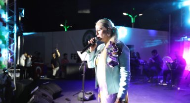 Mardin Yeşilli Kiraz Festivali'nde Niral Ünsal'dan Gazze vurgusu