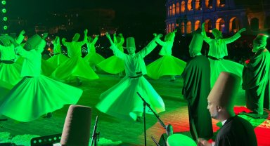 Mevlana'nın evrensel çağrısı Kolezyum'da yankılandı