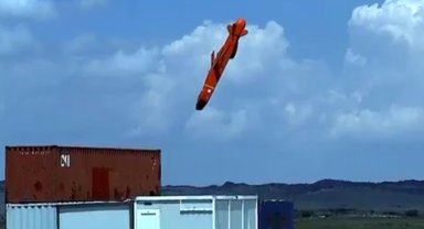 Milli seyir füzesi SOM, yerli turbojet motorla hedefi tam isabet vurdu