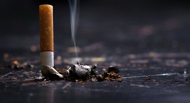 Yol kenarına atılan izmaritler yangına davetiye çıkarıyor