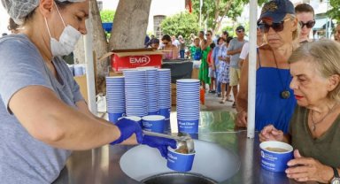 Antalya'da geleneksel aşure ikramları devam ediyor