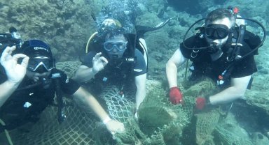 Ayvalık'ta yasa dışı trol ağı tespit edildi, denizden çıkarıldı