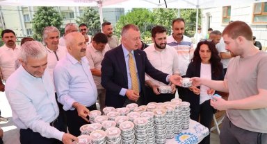 Başkan Büyükakın, Gebze'de aşure dağıttı