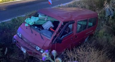 Bilecik Pazaryeri'nde minibüs dereye uçtu: 1 yaralı