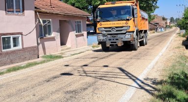 Bilecik'te eriyen asfalta karayollarından acil müdahale!