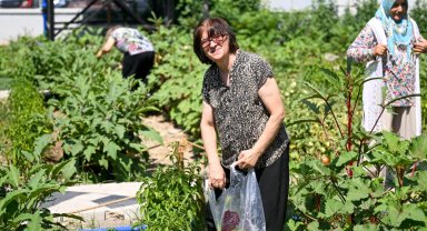 Bornova'da Kent Bostanları'nda hasat sevinci
