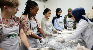 Dünyanın gençleri Türk kültürünü SAMEK ile tanıdı