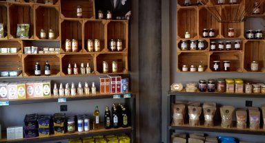 Efes Tarlası Bakkalı kadın üreticilerin el emeğini yansıtıyor