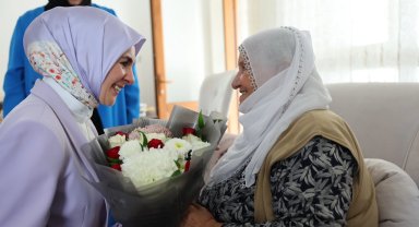 Elazığ'ın fenomen babaannesine Bakan Göktaş'tan sürpriz ziyaret