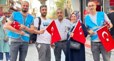 Esnafa ve vatandaşlara binlerce bayrak dağıtıldı