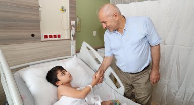 Gebze'de sünnet olan miniklere moral ziyareti