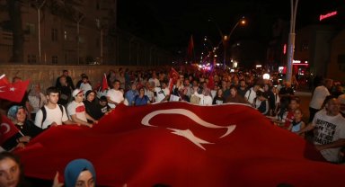 Gölcük yine dimdik ayakta