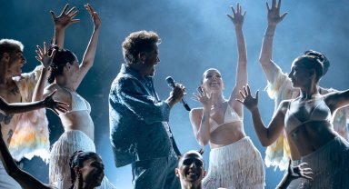 Harbiye'de yaz klasiği... Kenan Doğulu'dan efsane performans