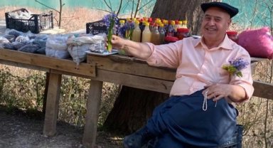 Harita Mühendisi Halil Gök, 20 yıldır cebinde çiçekle çevreyi güzelleştiriyor... 365 gün cebinde çiçek taşıyor