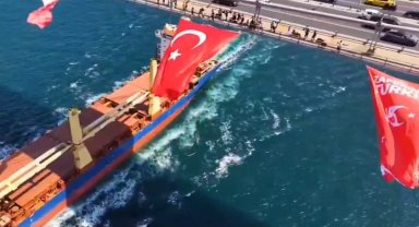 İstanbul'un üç köprüsüne Türk Bayrağı asıldı