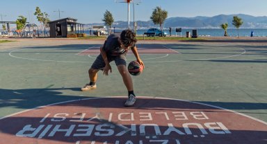 İzmir'de sporun önündeki engelleri kaldırıyor