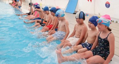 İzmit'te çocuklar yüzme öğreniyor