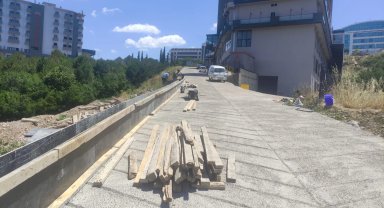 İzmit'te Kabaoğlu'nda parapet çalışması