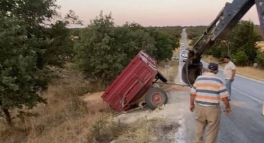 Keşan-Enez yolunda buğday yüklü traktör devrildi!