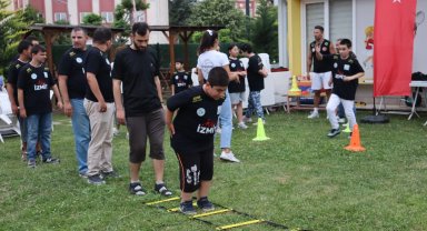 Kocaeli İzmit'te otizmli bireyler sahada kalplere dokundu
