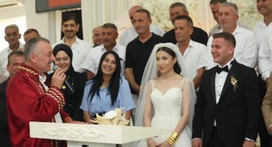 Kocaeli'de düğüne gitti, vatandaşla sohbet etti