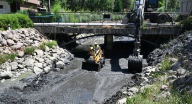 MASKİ'den Atatürk Kent Parkı'ndaki derede temizlik çalışması