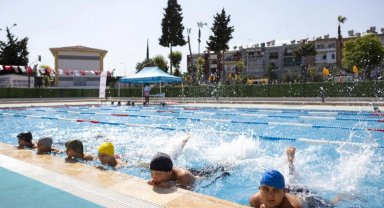 Mersin'de 7'den 70'e Herkes Eğlenerek Yüzme Öğreniyor