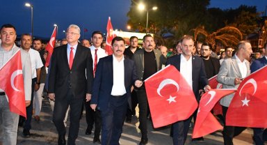 Mudanya'da demokrasi ve bayrak yürüyüşü coşkuyla gerçekleşti
