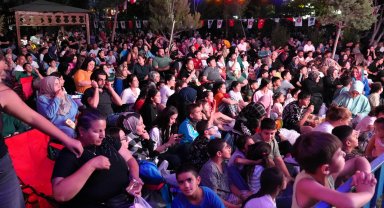 Ankara Keçiören'de açık hava sinemalarına yoğun ilgi