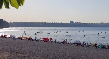 Antalya'da sıcaktan bunalanlar o plaja akın etti!