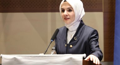 Bakan Göktaş'tan YKS çıkışında babasının çiçekle karşıladığı Çimen'e tebrik telefonu