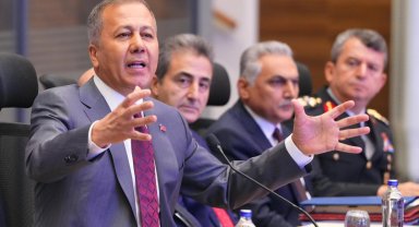 Bakan Yerlikaya, Büyükşehir valileriyle toplandı