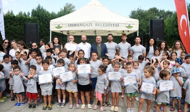 Bursa Osmangazi'de minikler yaz tatilinde yüzmeyi öğrendi